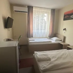 Free Parking, Free Breakfast, Only 15 Minutes To Center Bed & Breakfast